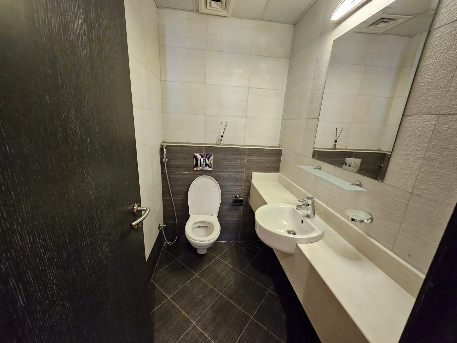 ELEGANT 2BHK FF SEE VEIW UPGRADED APARTMENT