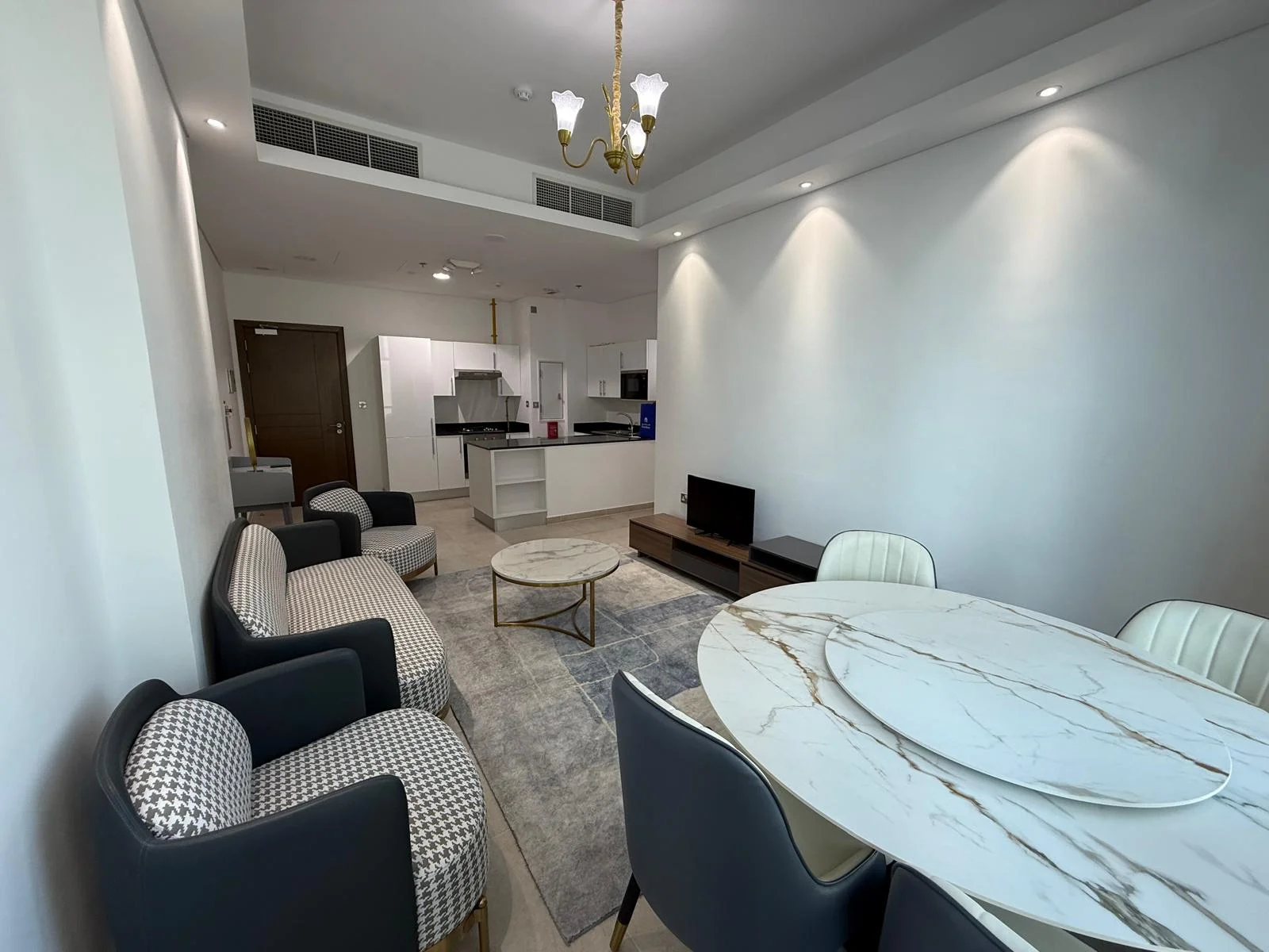 LUXURY 2BEDROOM FULLY FURNISHED WITH BALCONY