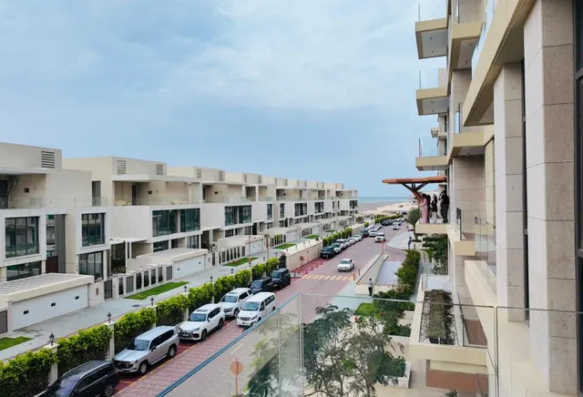 PRIME PEARL LOCATION – STUNNING VIEWS – ICONIC LIF
