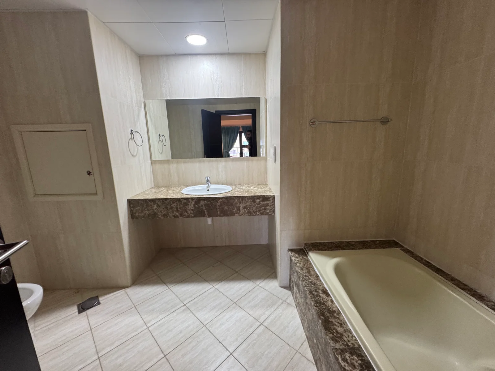 SPACIOUS 1 BEDROOM FULLY FURNISHED WITH SEE VIEWS