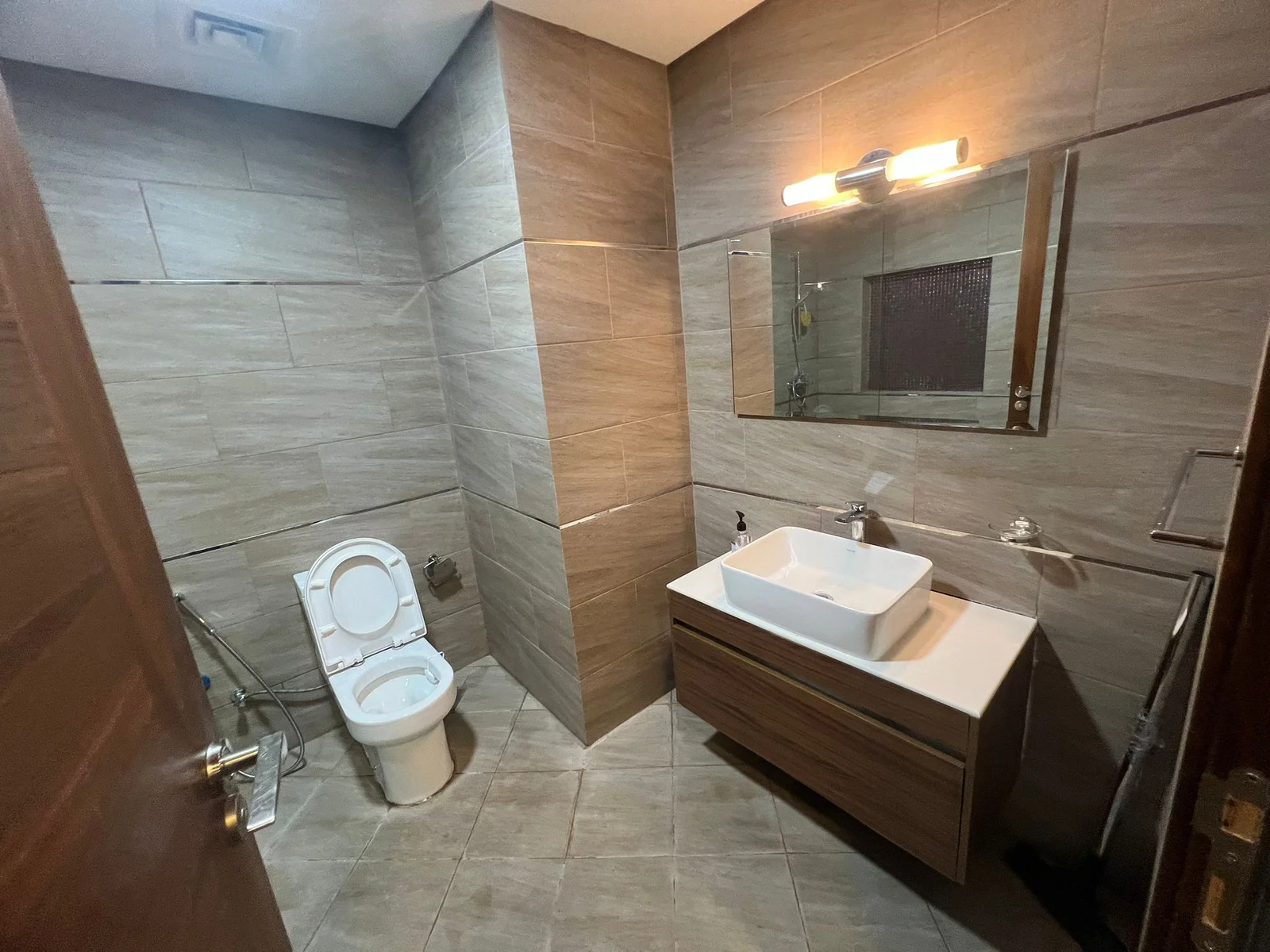 ELEGANT 2BEDROOM FULLY FURNISHED WITH BALCONY