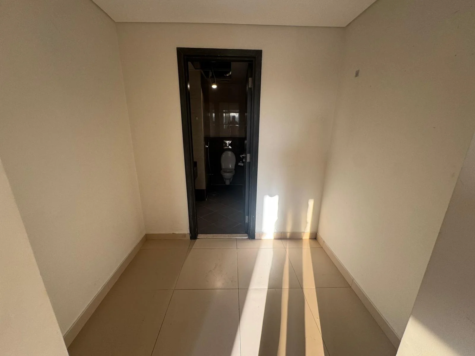 ELEGANT 1BHK SEMI FURNISHED WITH BALCONY APARTMENT