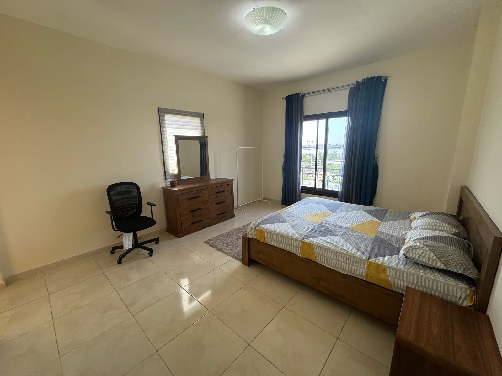COZY 1 BEDROOM FULLY FURNISHED WITH BALCONY