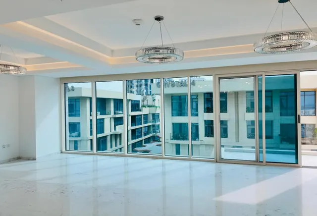 PRIME PEARL LOCATION – STUNNING VIEWS – ICONIC LIF