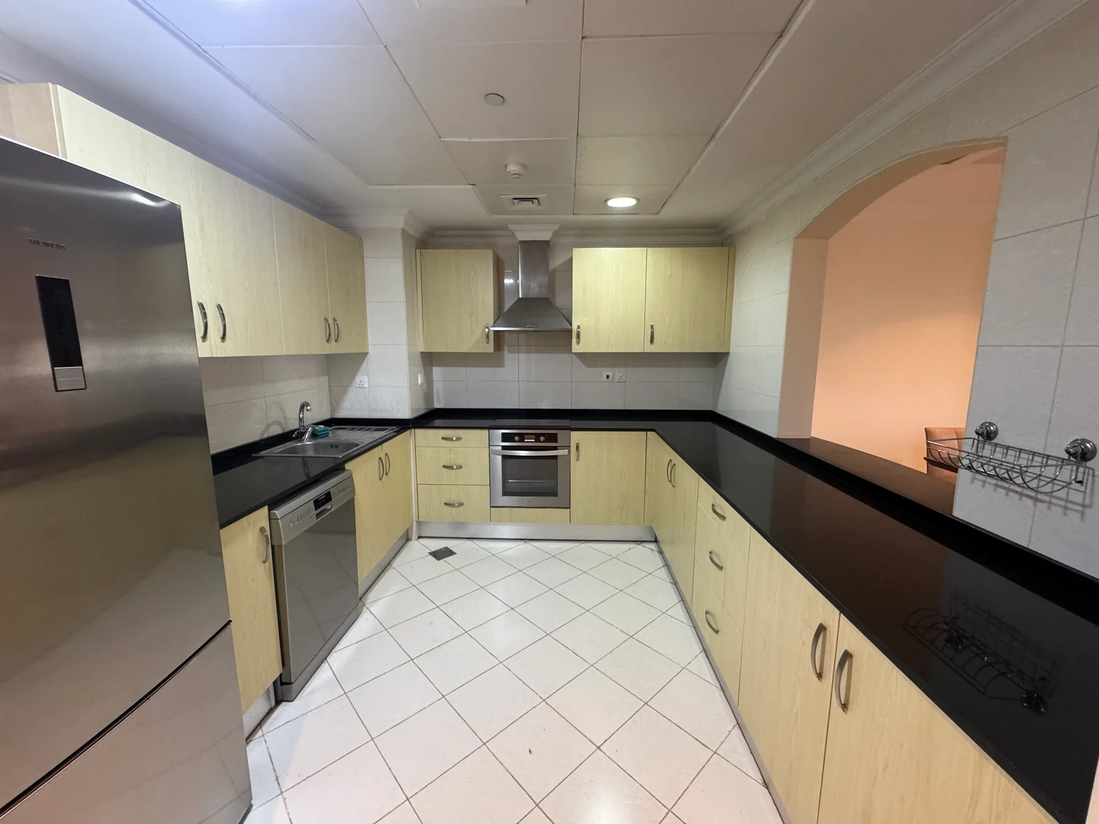 SPACIOUS 1 BEDROOM FULLY FURNISHED WITH SEE VIEWS - view 3