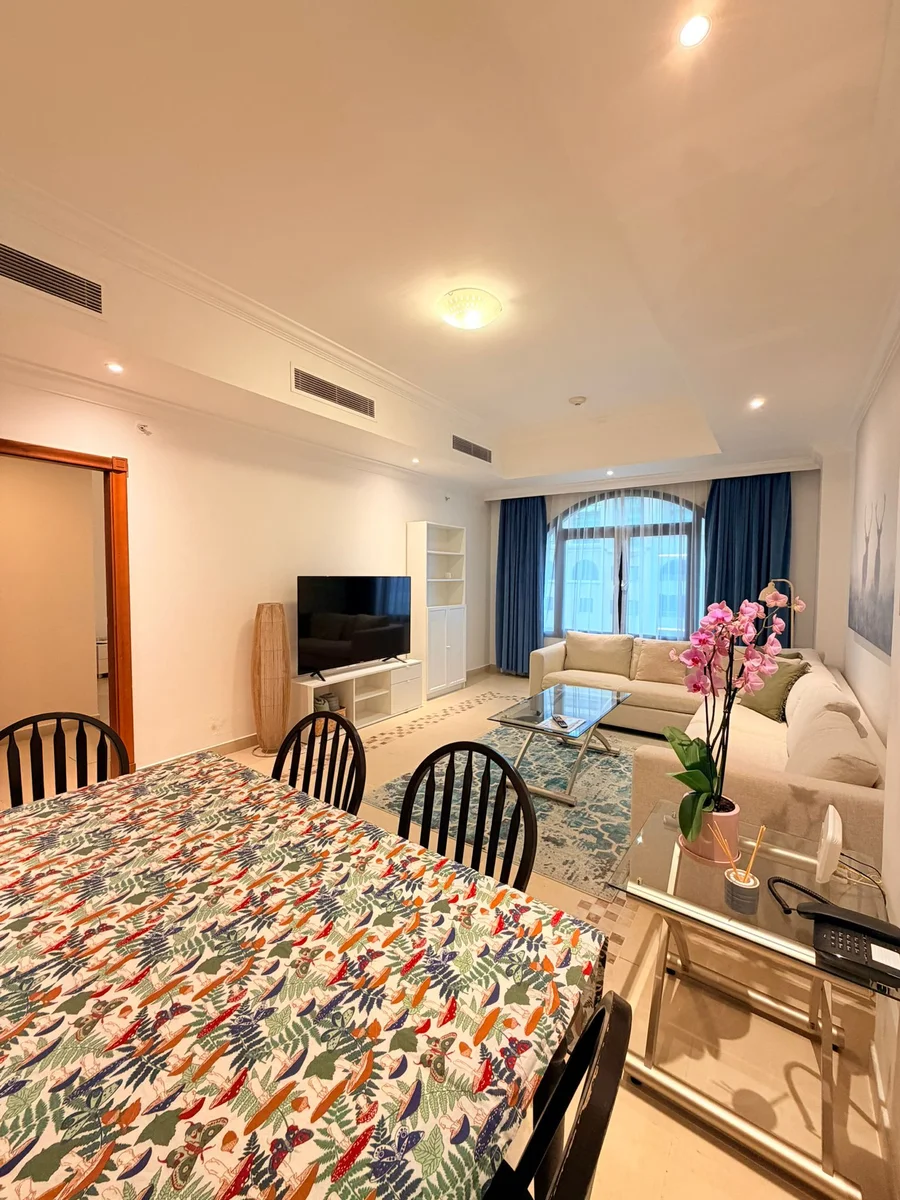 ELEGANT 1 BEDROOM FULLY FURNISHED WITH BALCONY