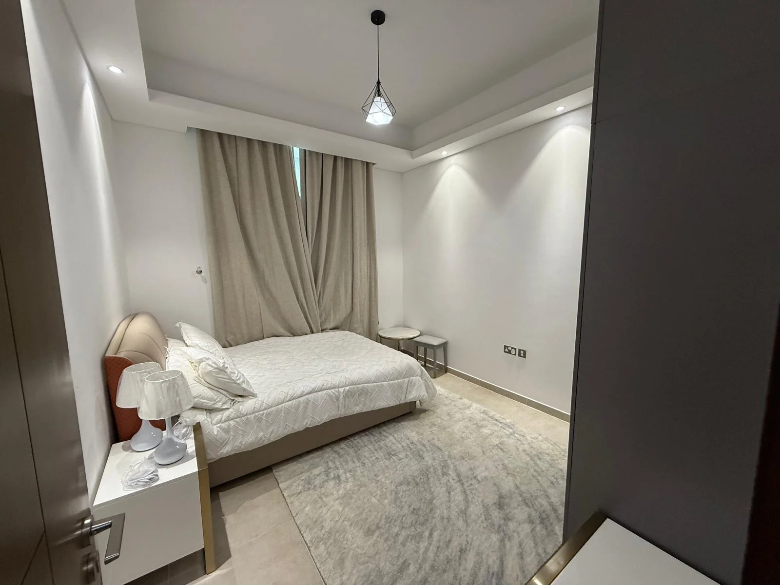 LUXURY 2BEDROOM FULLY FURNISHED WITH BALCONY