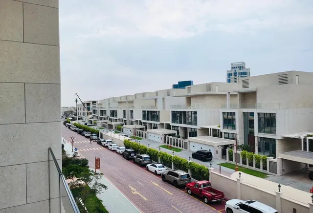 PRIME PEARL LOCATION – STUNNING VIEWS – ICONIC LIF