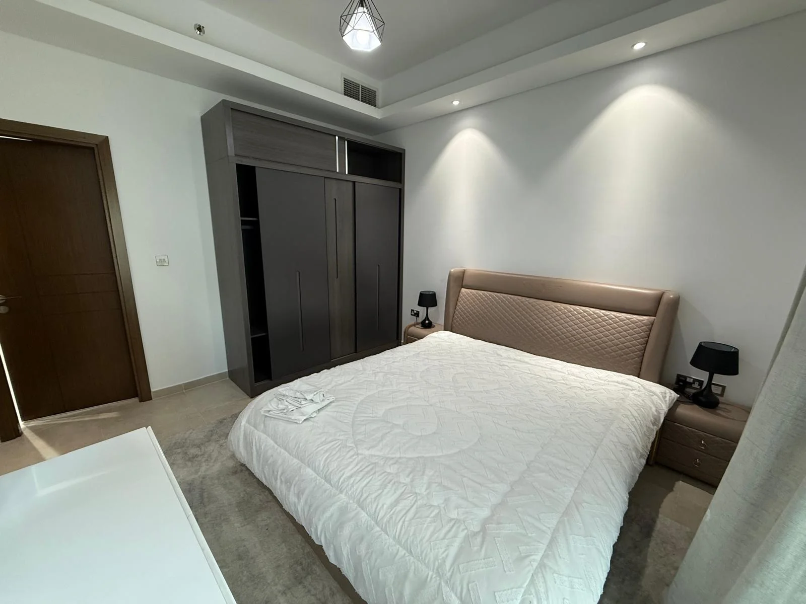 LUXURY 2BEDROOM FULLY FURNISHED WITH BALCONY