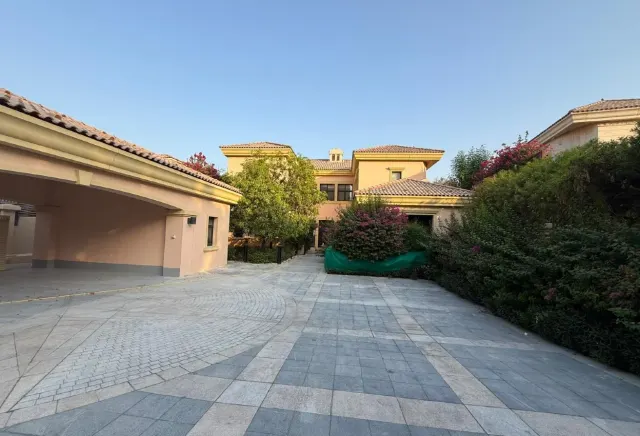 GrandVilla Retreat Beachfront Pool Prime Lifestyle