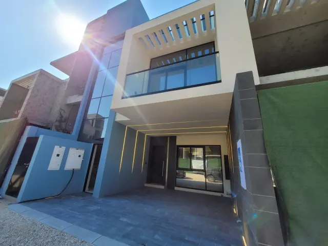 Villa for sale... In Lusail 4 bhk + maid