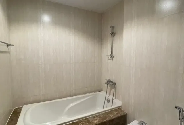 SEA VIEW 1 BHK + OFFICE SEMI FURNISHED BEST PRICE