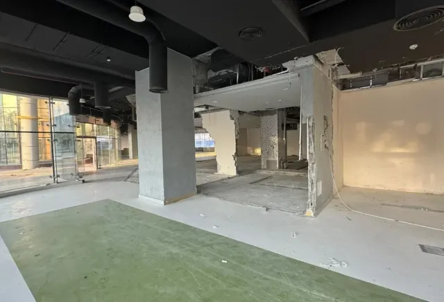 Semi-Fitted Shop | Flexible Layout Great Exposure