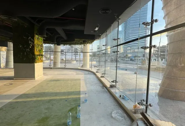 Semi-Fitted Shop | Flexible Layout Great Exposure