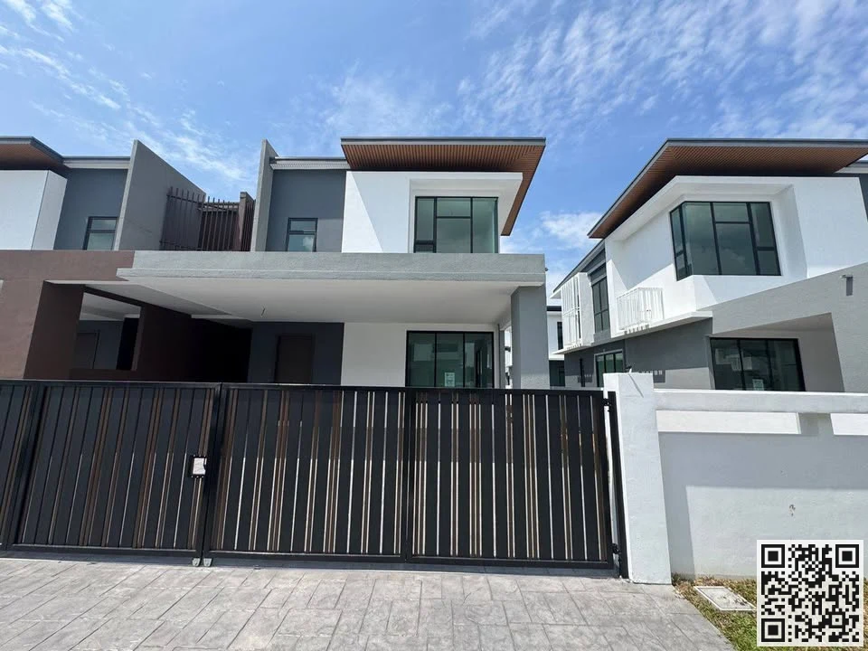 Ulu Tiram Semi-D: 4+1 Rooms, 5 Baths FOR SALE! Johor