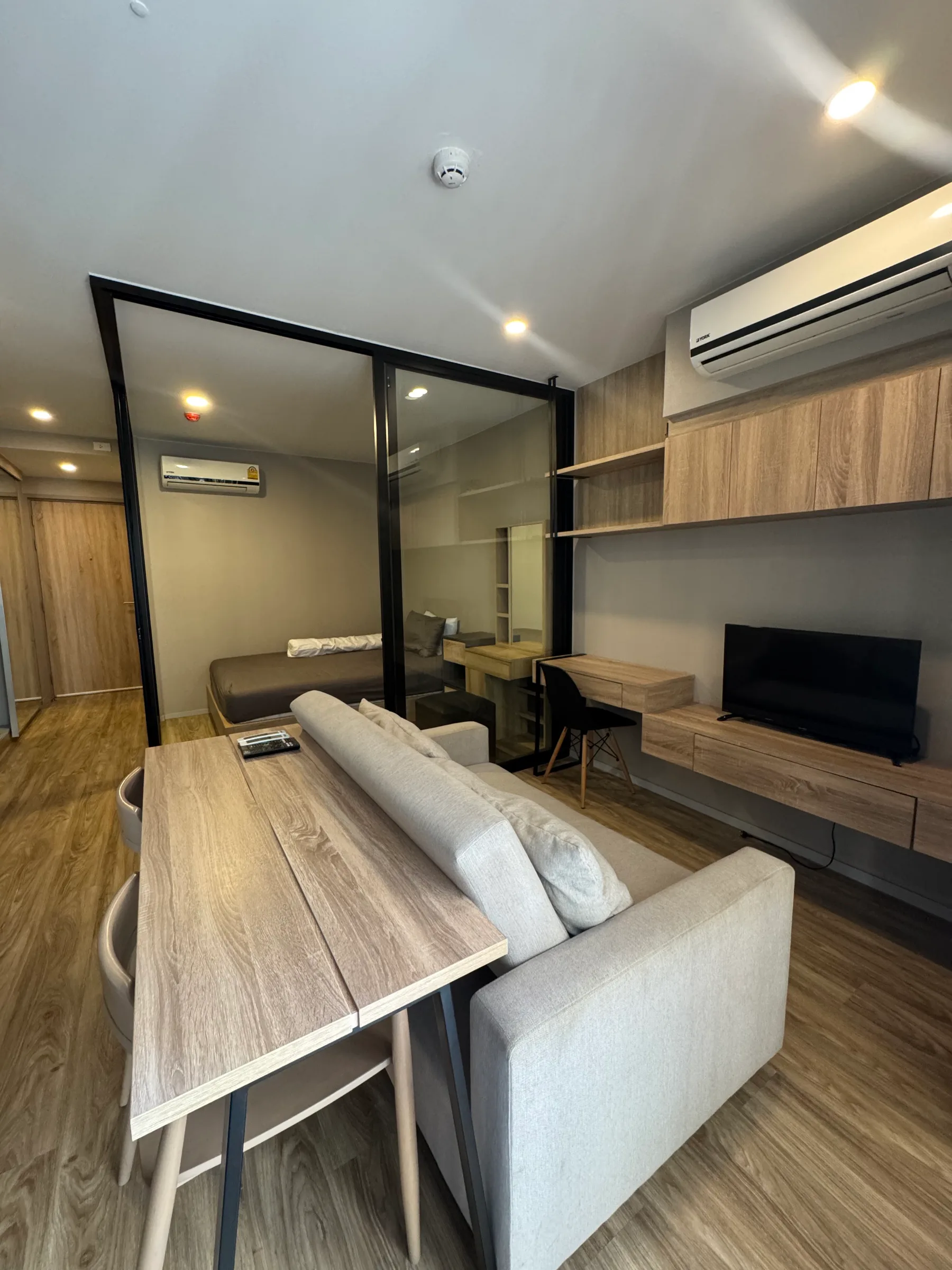BLOSSOM CONDO @ SATHORN-CHAROENRAT