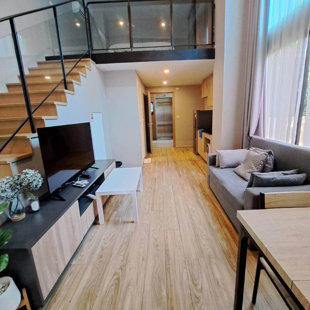 BLOSSOM CONDO @ SATHORN-CHAROENRAT
