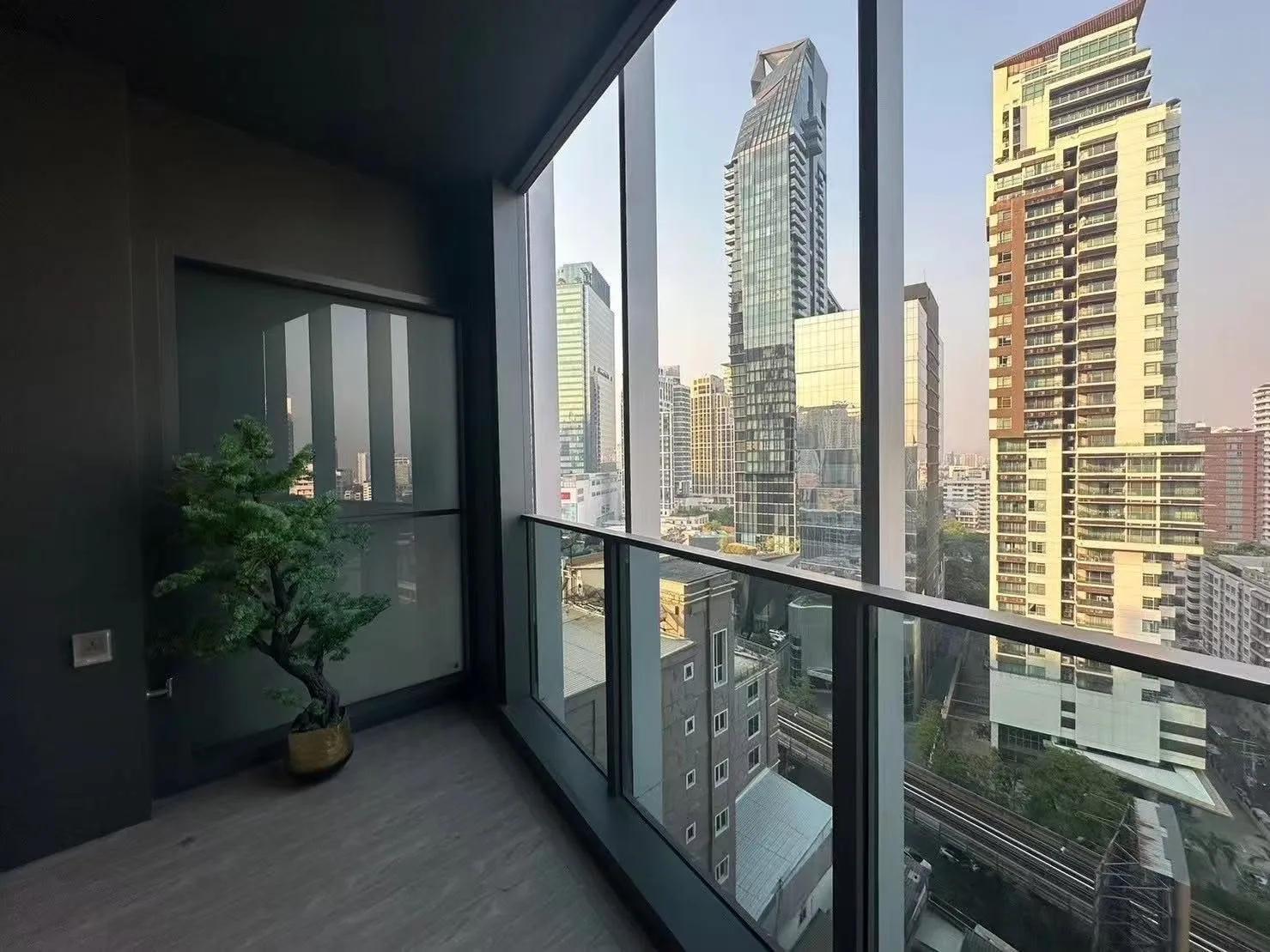 THE ESTELLE PHROM PHONG – photo 4
