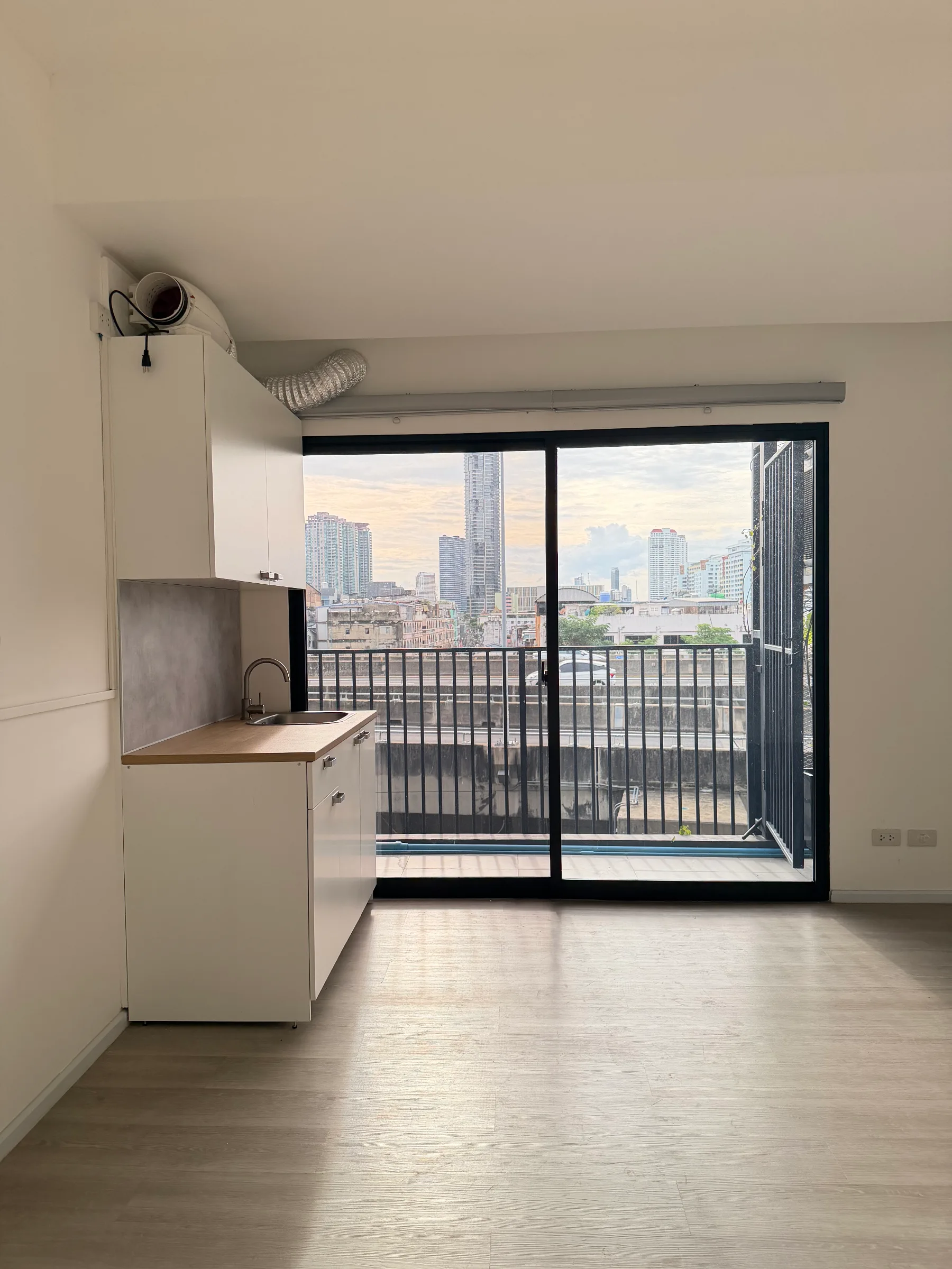 BLOSSOM CONDO @ SATHORN-CHAROENRAT