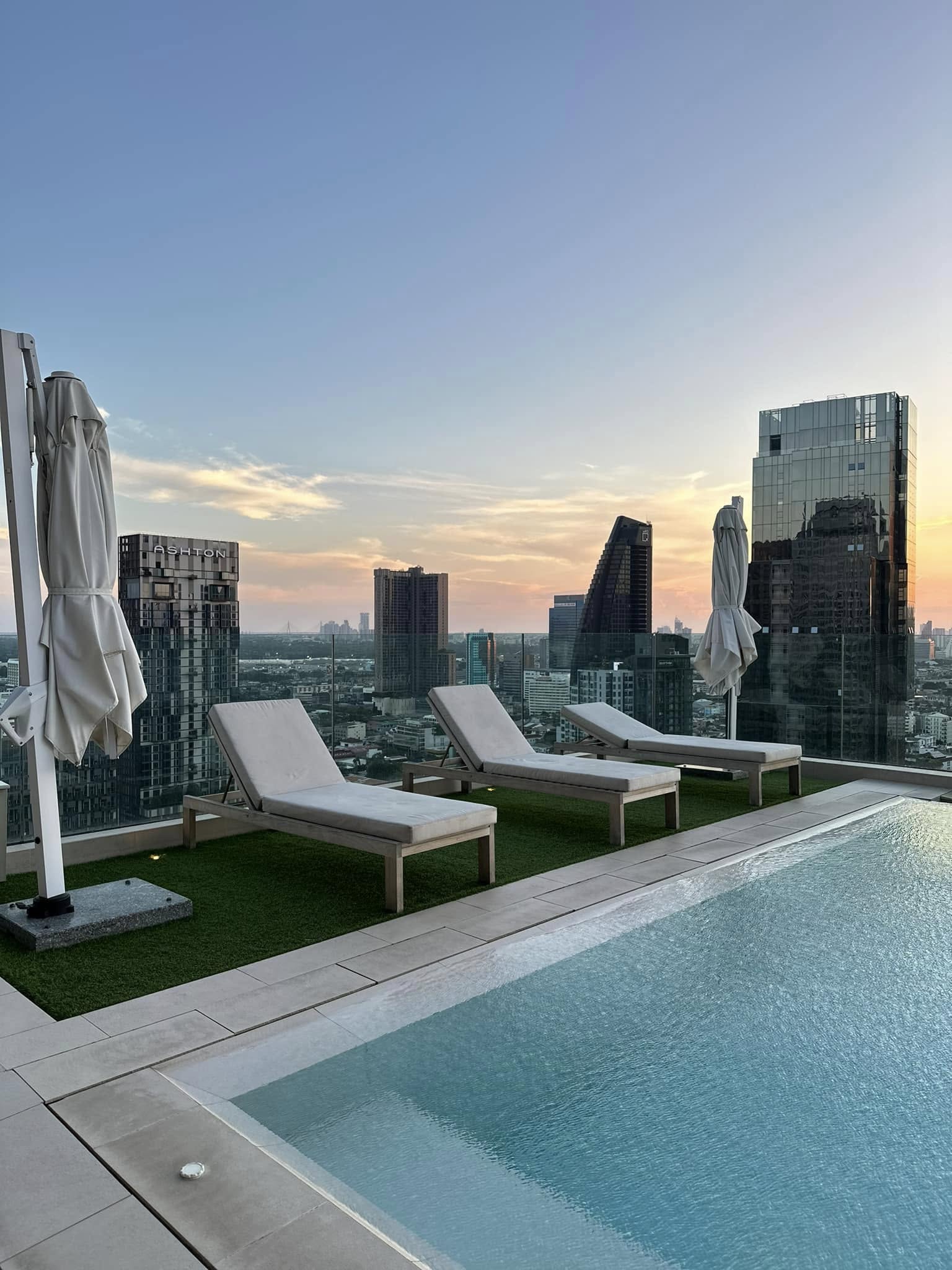 THE STRAND THONGLOR