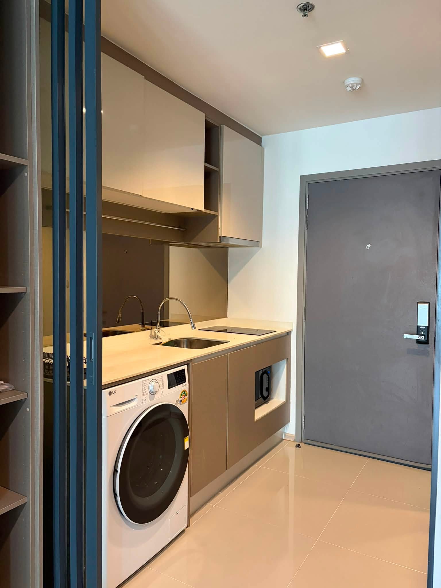 IDEO SATHORN WONGWIAN YAI