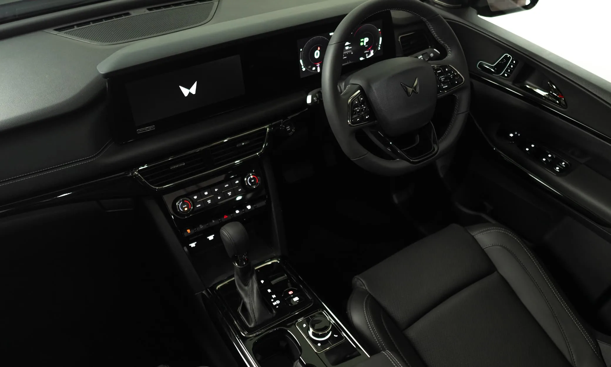 Mahindra XUV700, image 4 of 8