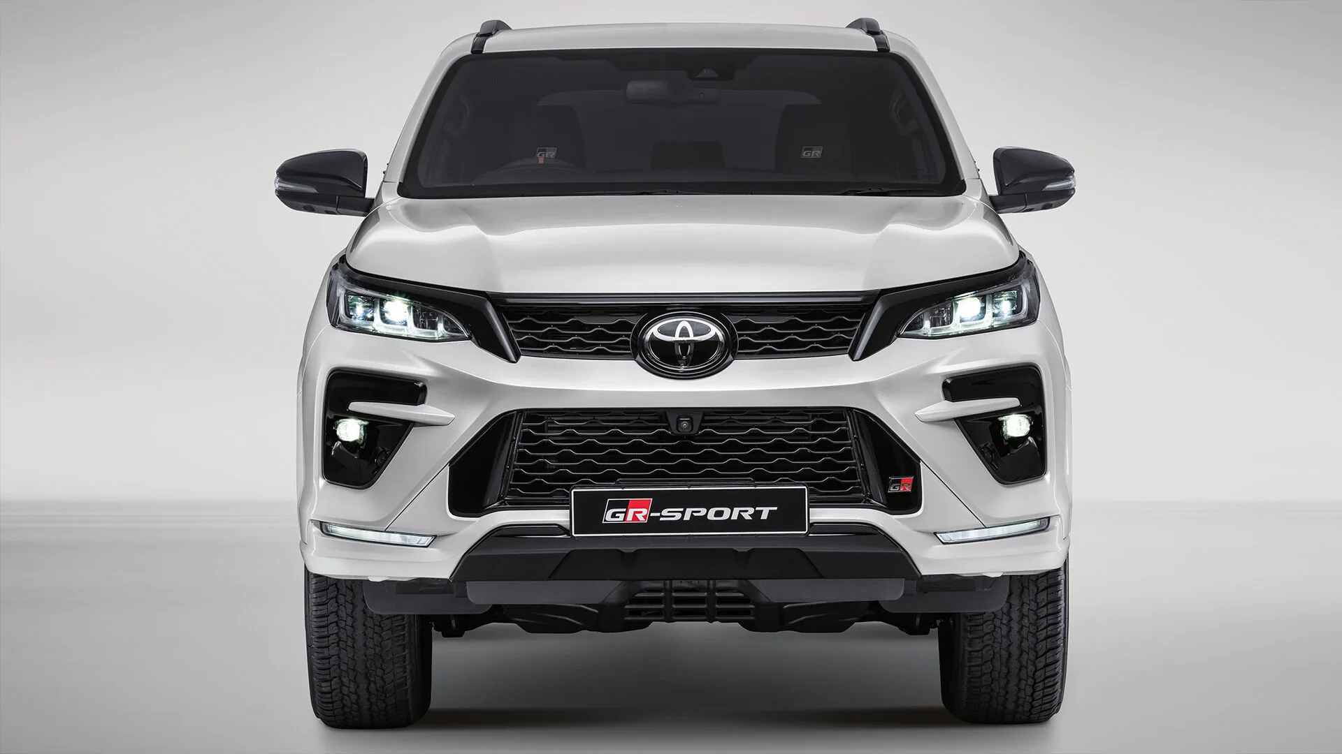 Toyota Fortuner, image 2 of 9