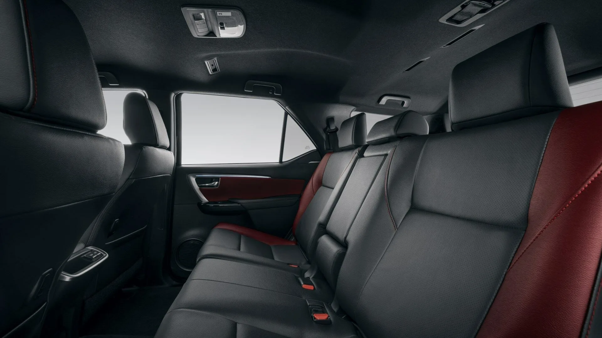 Toyota Fortuner, image 7 of 9