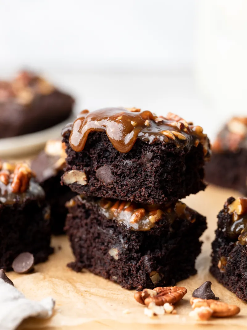 chocolate-turtle-caramel-pecan-cake