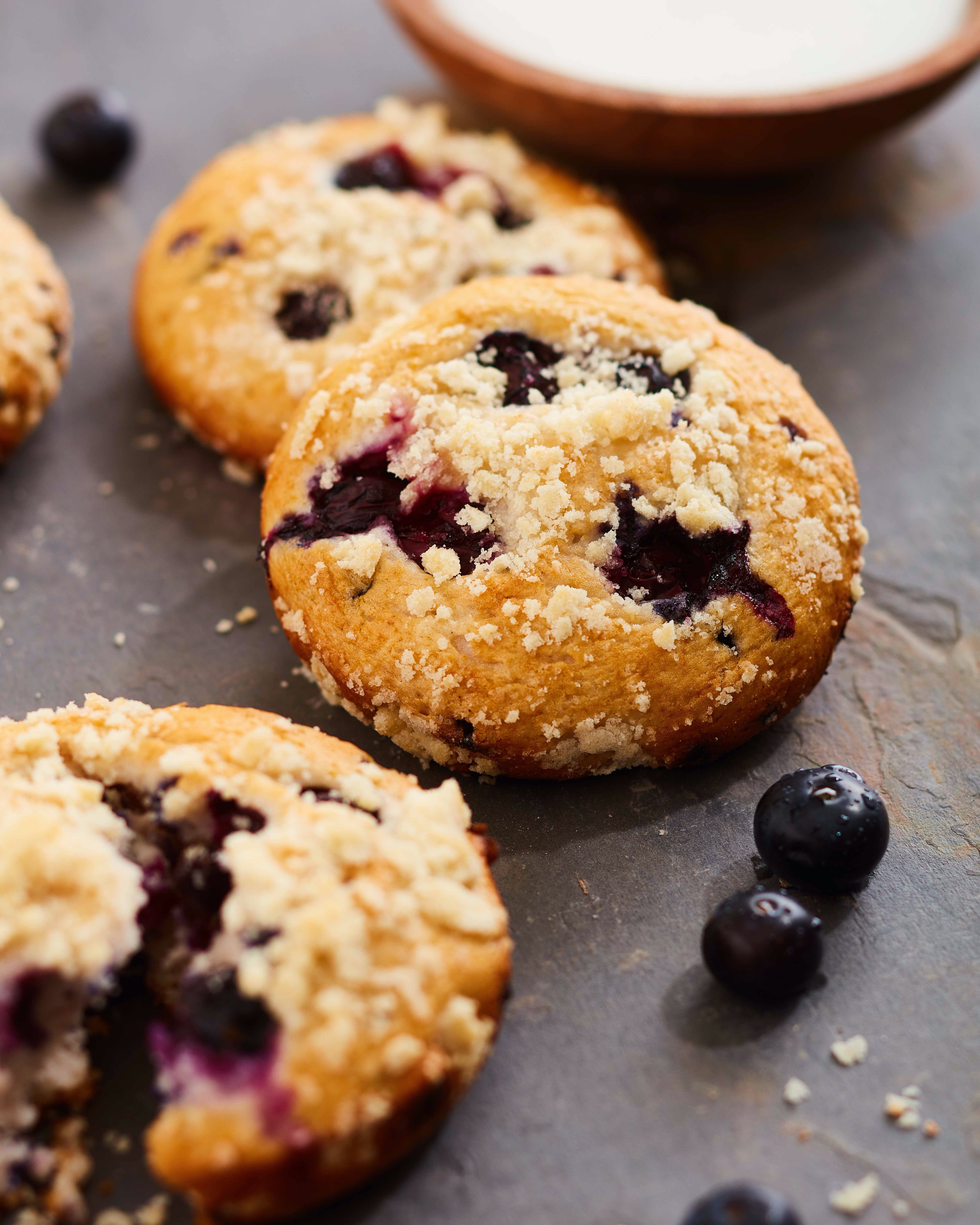 blueberry-buckle-muffins