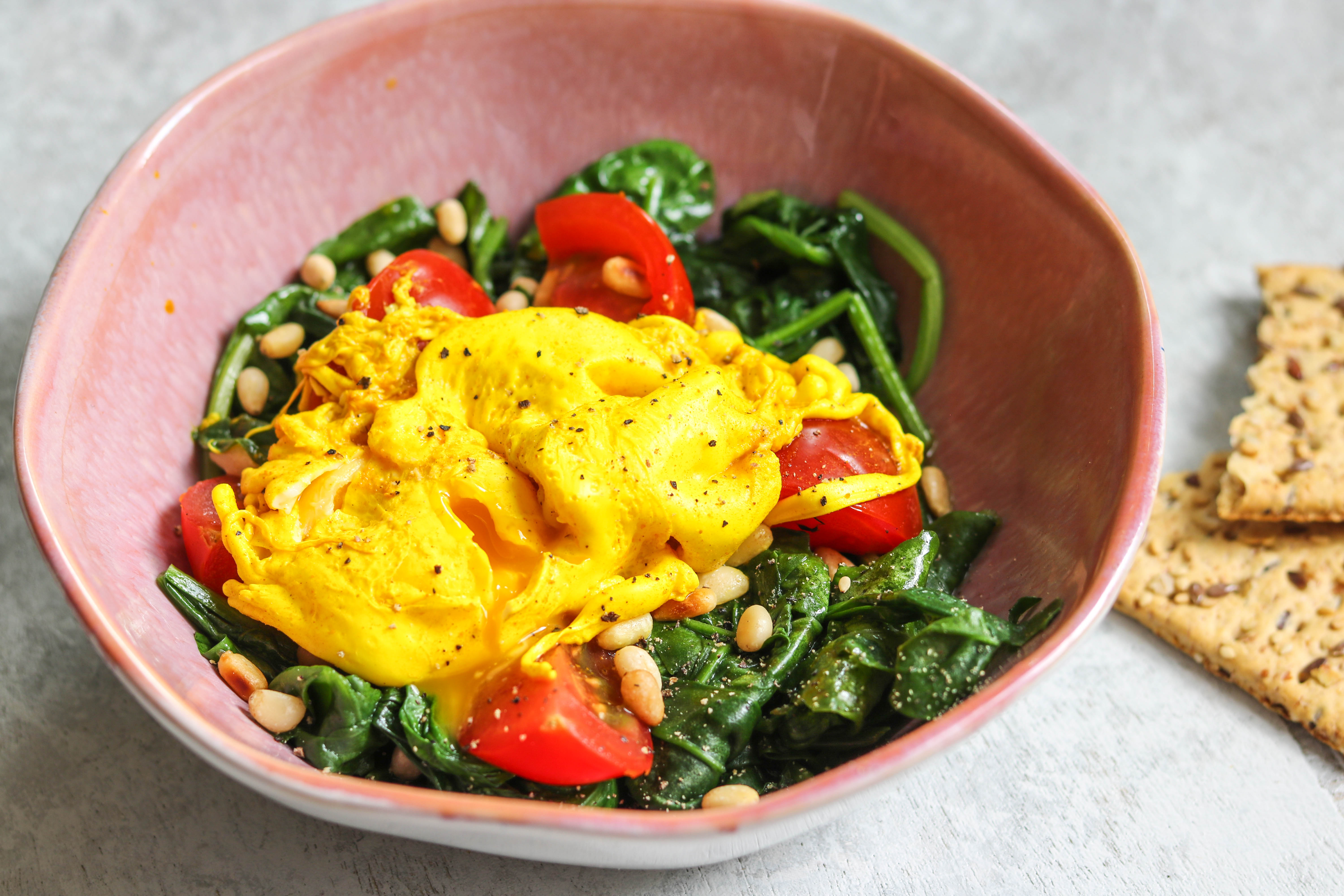 huevo-escalfado-de-curcuma
