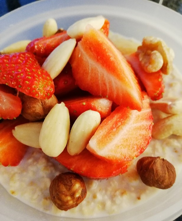 overnight-oats-met-aardbei-en-noten