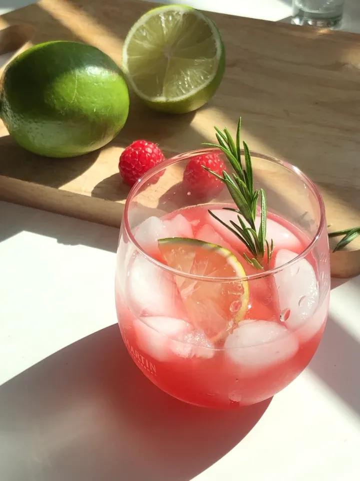 raspberry-lemonade-infused-with-rosemary
