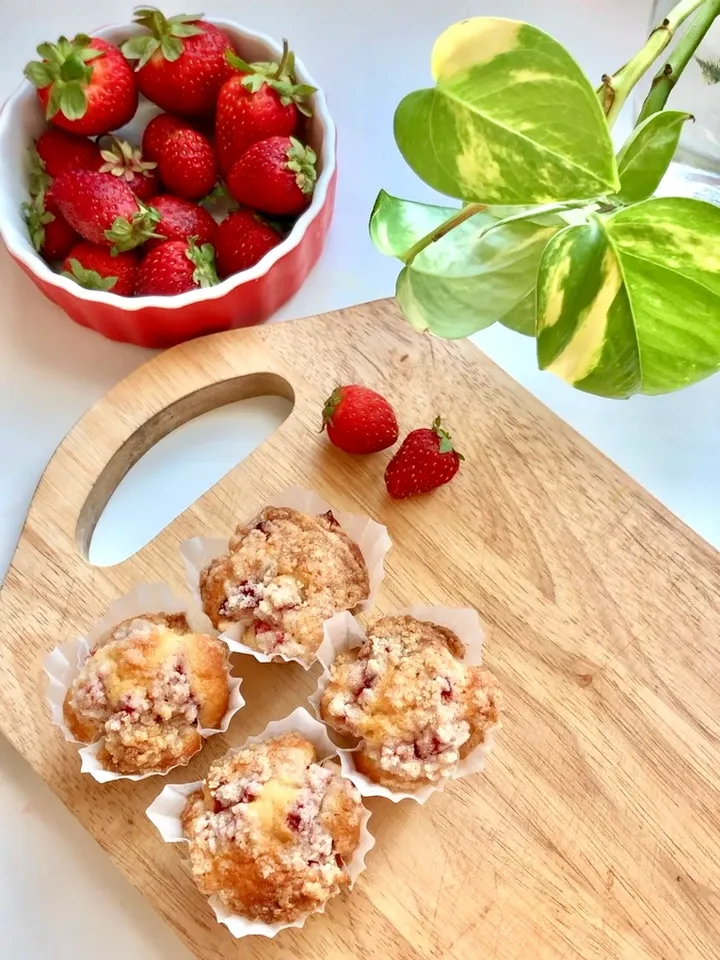 bakery-style-strawberry-muffins