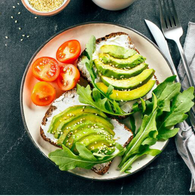 toast-med-hytteost-og-avocado