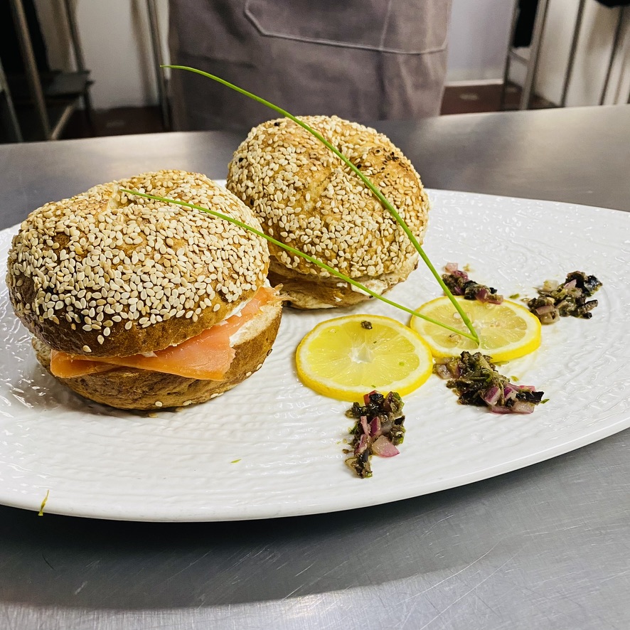 bagel-de-salmon-ahumado-con-aderezo-yoabsabe