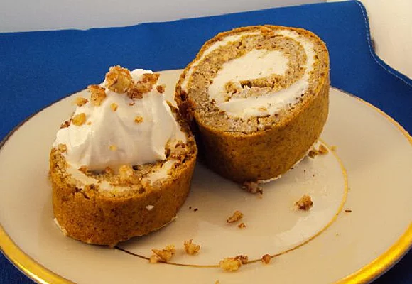 gluten-free-pumpkin-roll-with-cream-cheese-filling