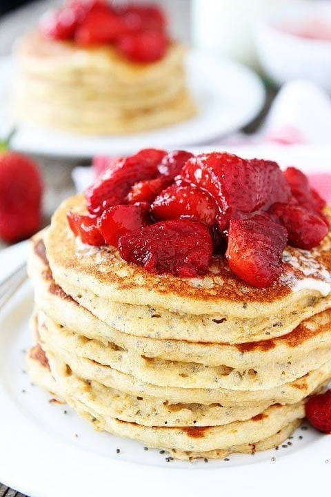 vegan-strawberry-pancakes