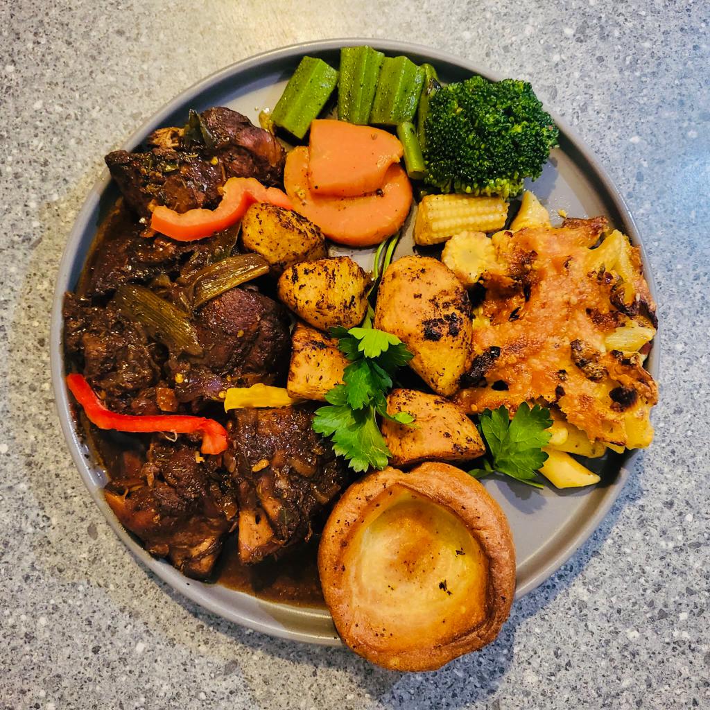 spicy-chicken-with-mac-and-cheese-vegetables-and-roast-potatoes