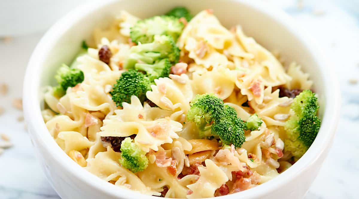 broccoli-pasta-salad-with-eggs-and-sunflower-seeds