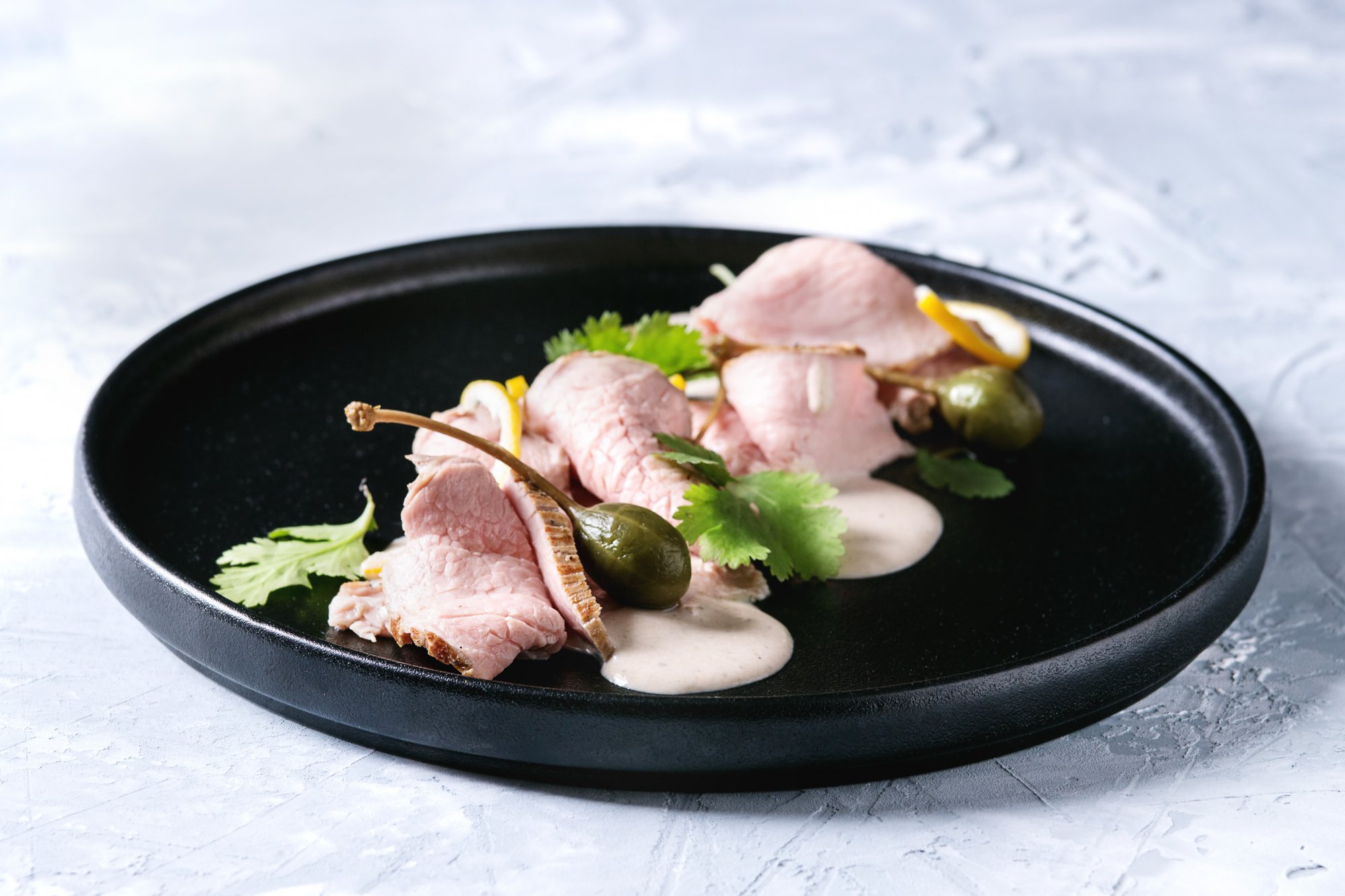filet-de-veau-sauce-tiede-facon-tonnato-et-legumes-de-saison-au-four-(hiver)
