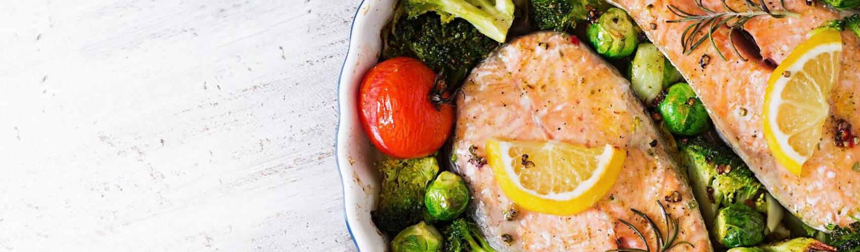 auflauf-mit-lachs-und-gemuse-in-einer-pfanne