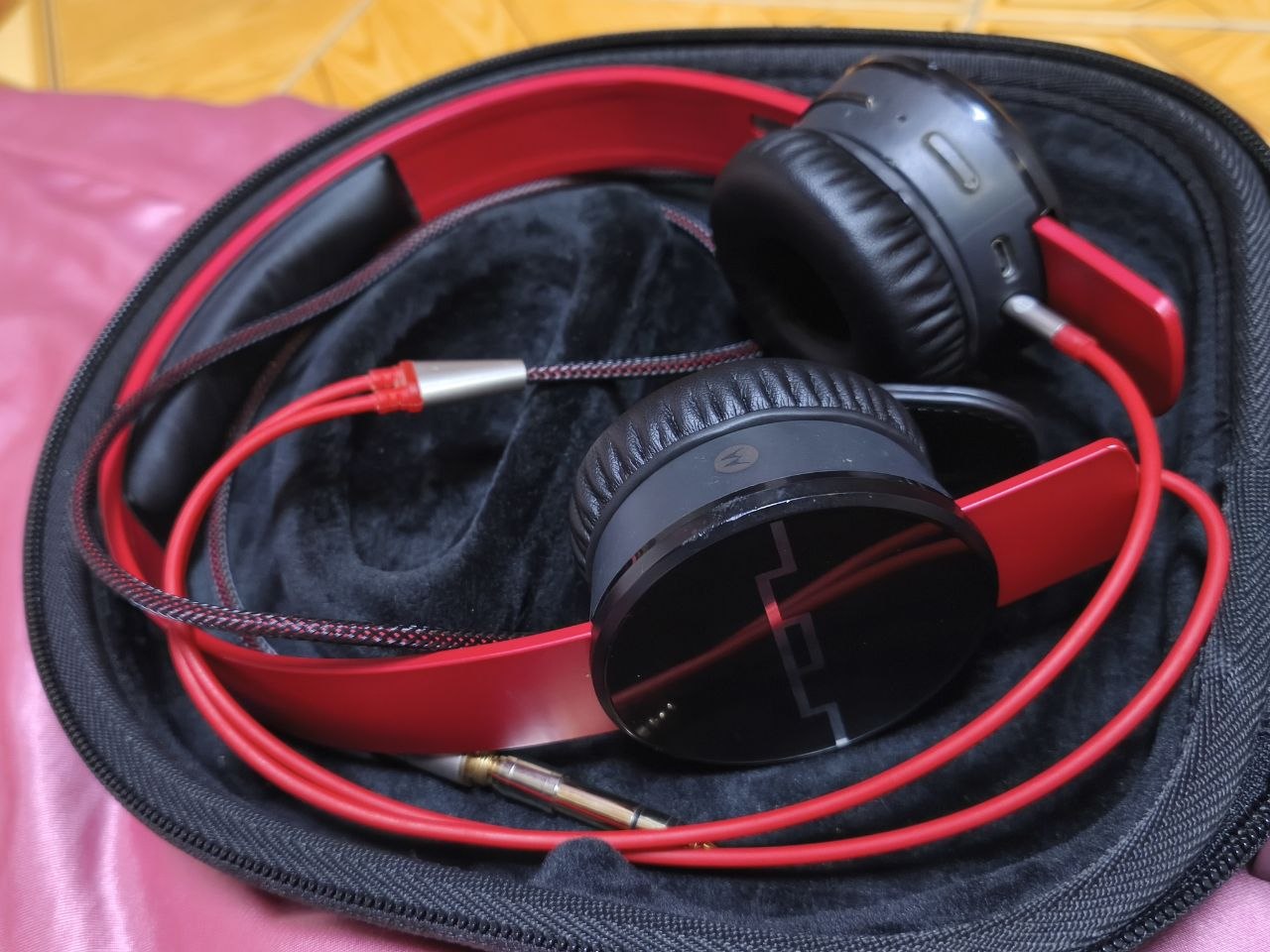 Tai nghe Bluetooth Sol Republic Tracks Air on-ear đỏ-đen đã qua sử dụng
