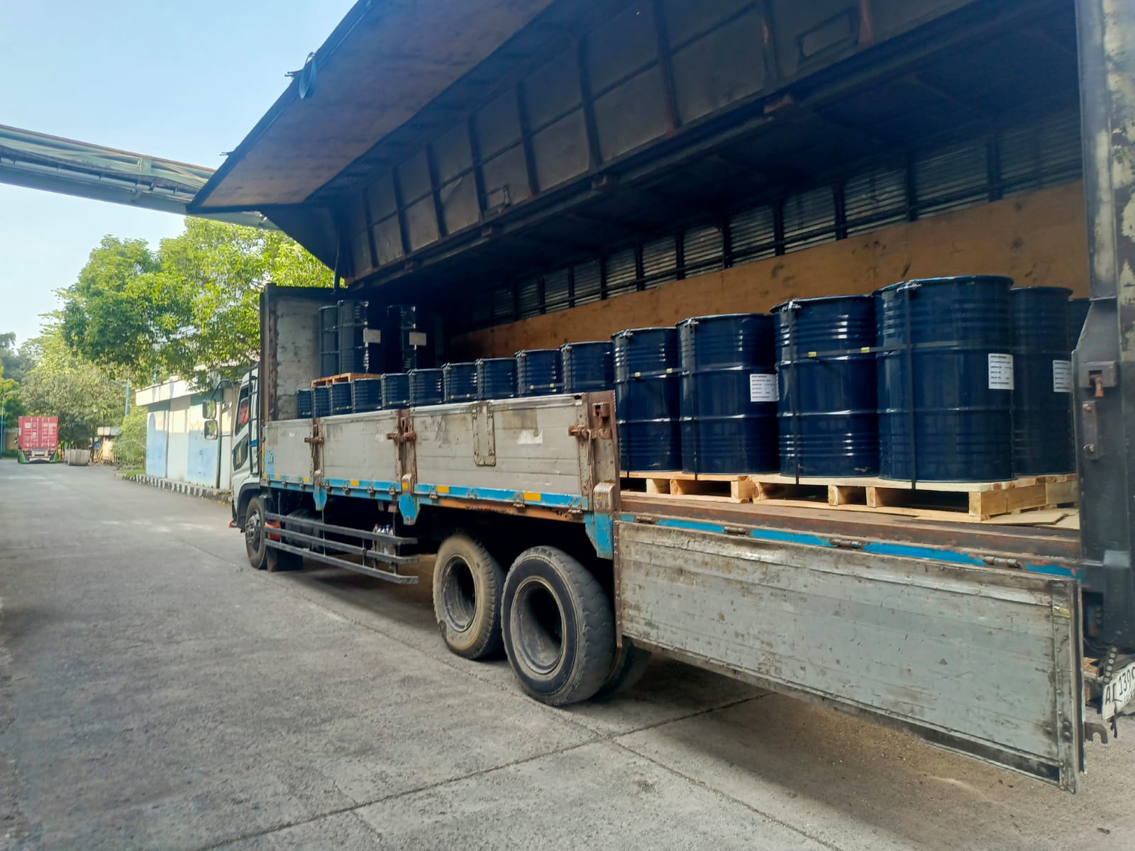 Armada truk pengiriman PT BSM