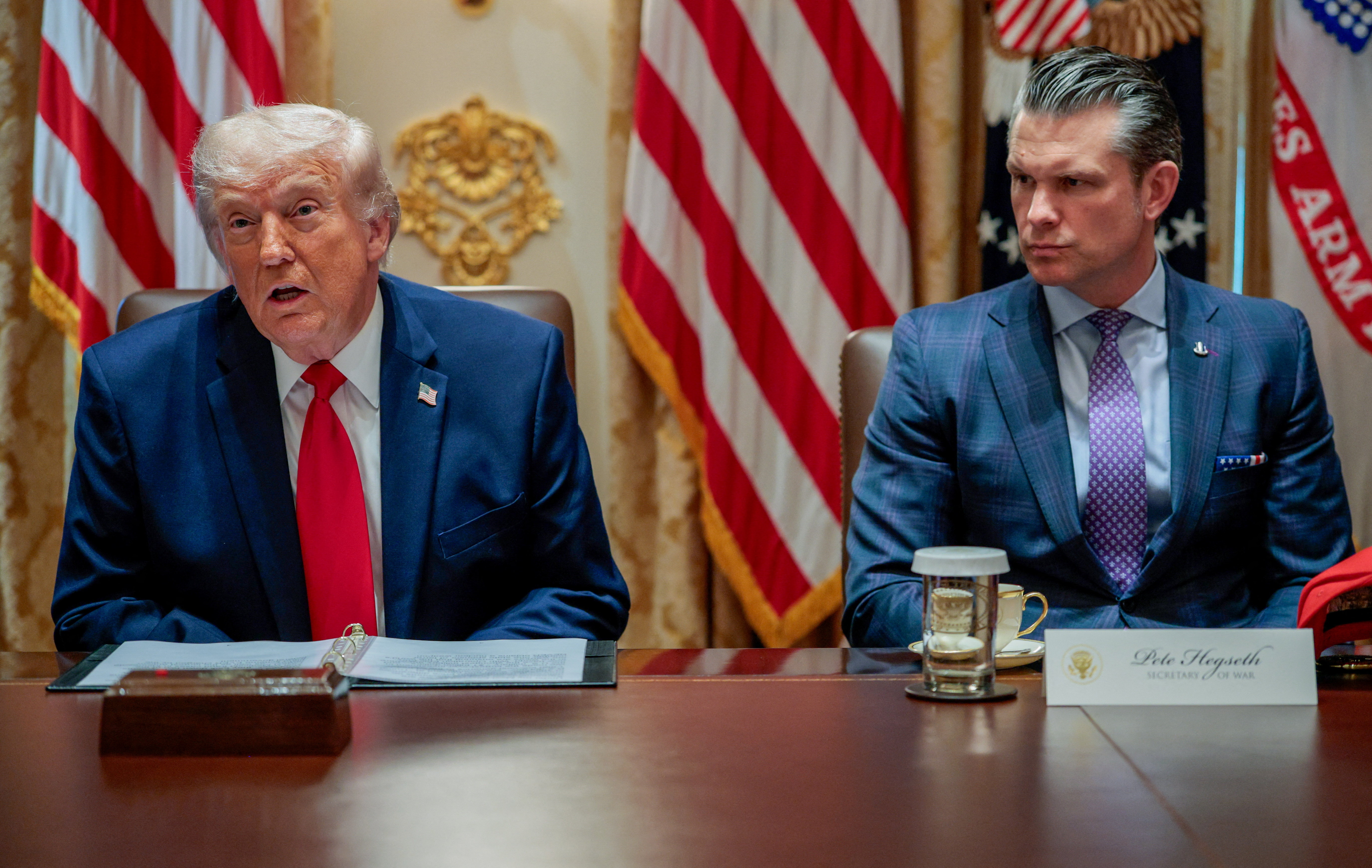 Estados Unidos va a la guerra contra los cárteles, advierte Hegseth en reunión de gabinete de Trump