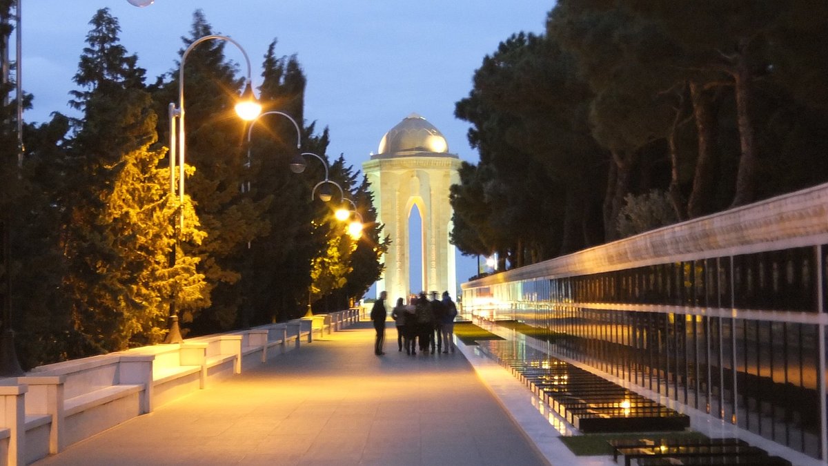 Baku Sunset Walking Tour with Funicular Ride — photo 5
