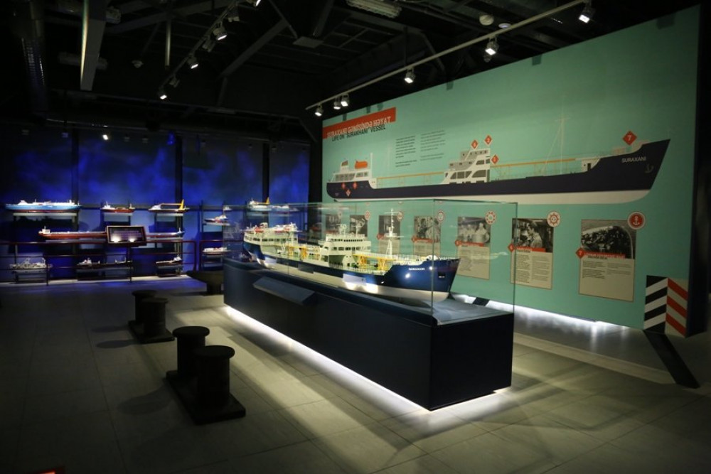 Baku: Canoe Ride and Ship Museum Tour