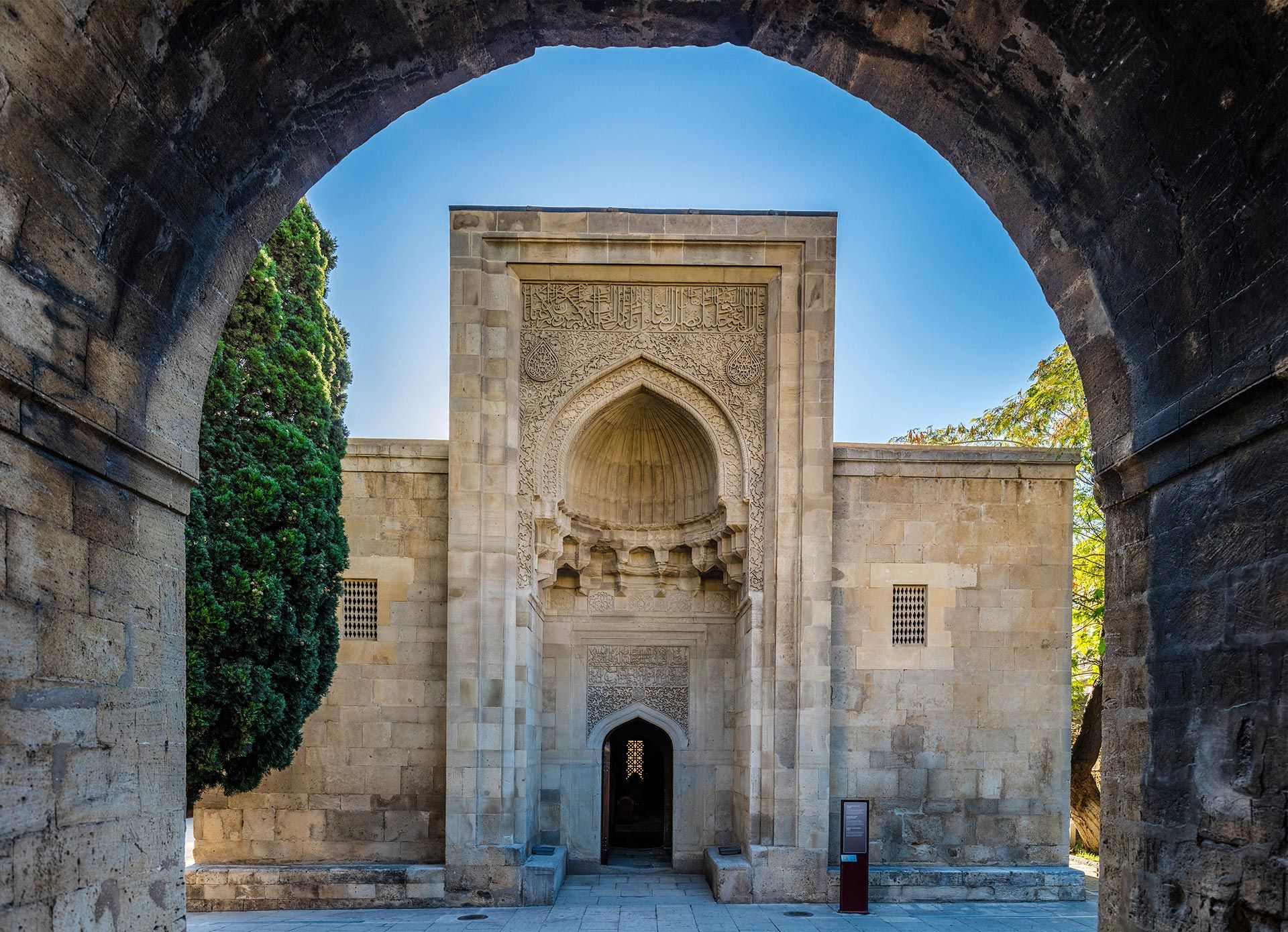 Baku Old City and Monument to Lovers and Cats Walking Tour — photo 2