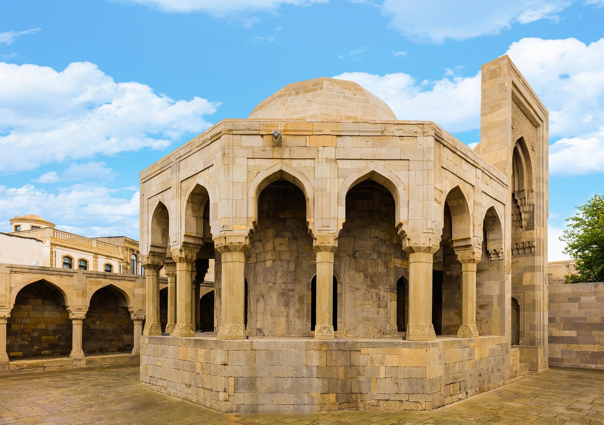 Baku Old City and Monument to Lovers and Cats Walking Tour — photo 5