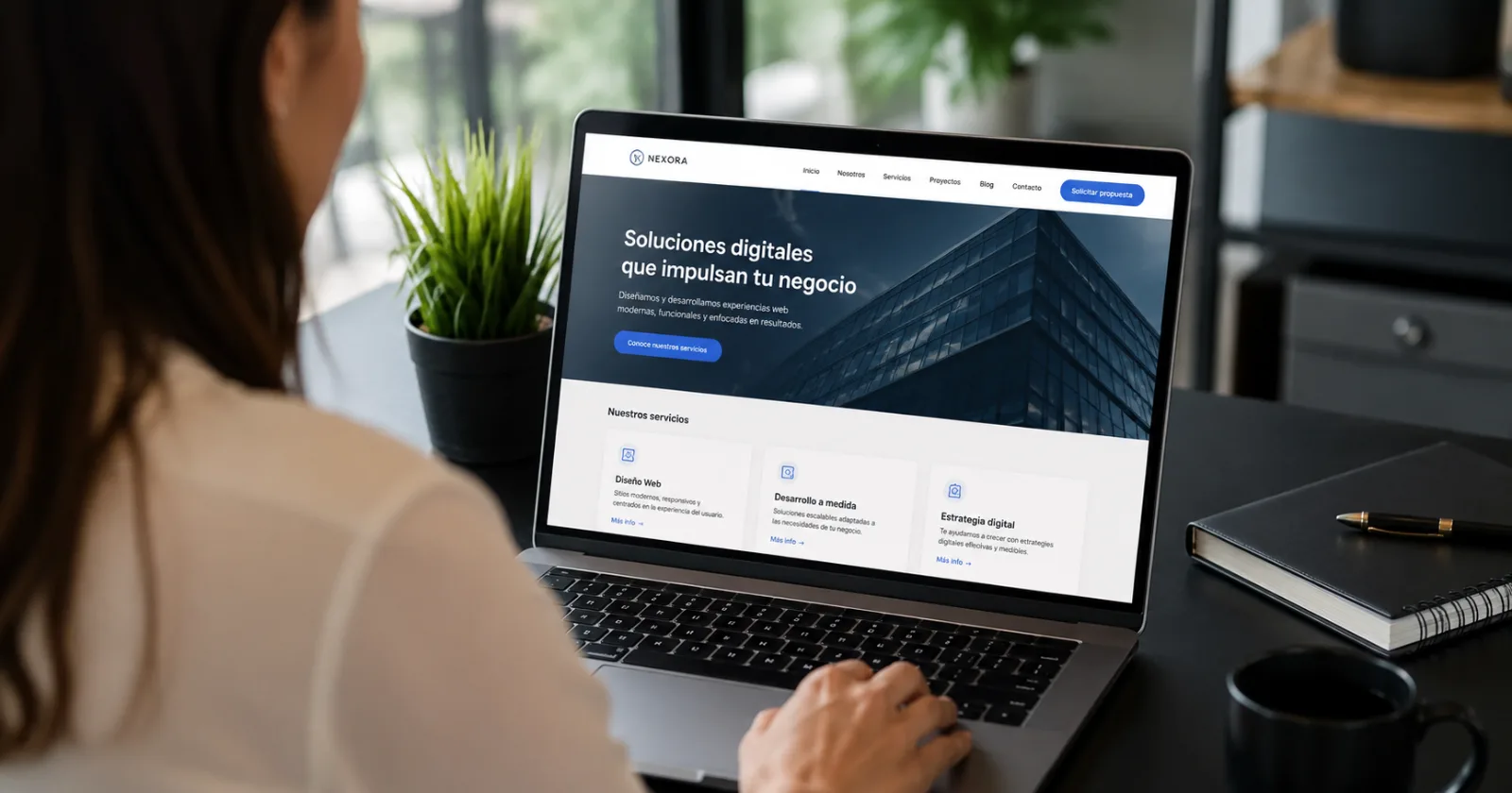 Persona revisando el precio de una página web empresarial en Costa Rica